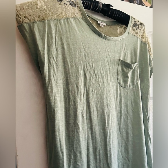 Avenue Womens Green Lace Sleeve Top w/ small front pocket, 14/16, used condition - Picture 3 of 4